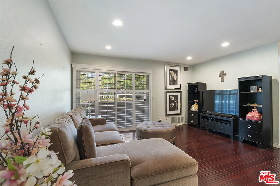 2 bed, 1.0 bath, 845 sqft, $2,900 — Photo 3