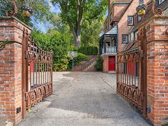 3rd image of 430 Woodland Rd