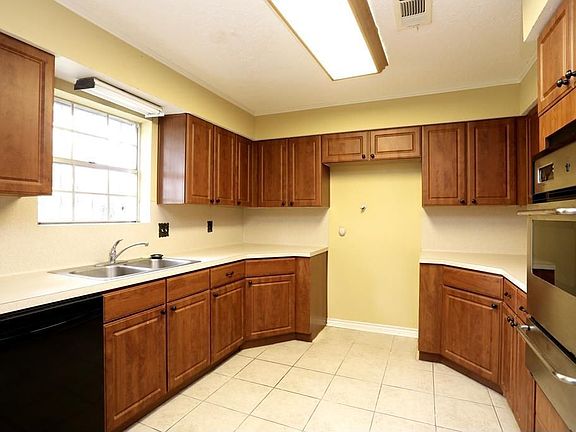 Wonderful kitchen (11x10) with plenty of counter space and cabinets. New dishwasher.