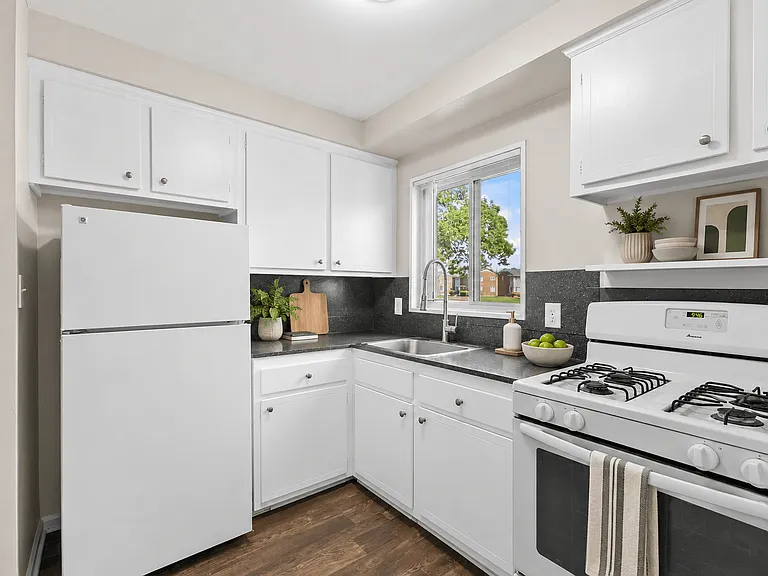 Oak Park Manor Apartments & Townhomes — Photo 34