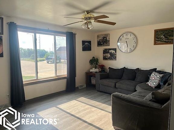 2nd image of 1016 S Shamrock Cir