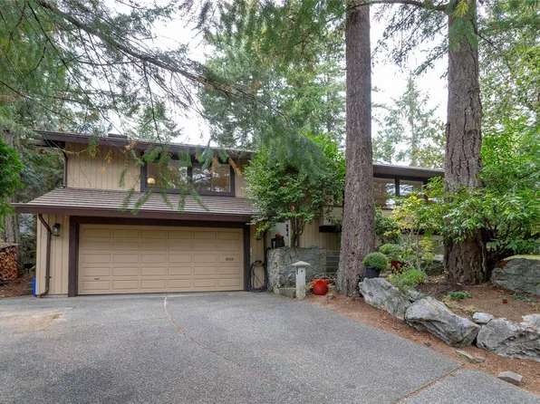 1043 Pondwood Ln, Saanich, BC V8X 4S6