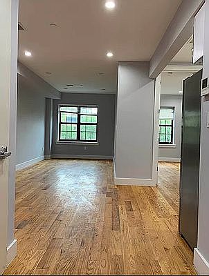 4th image of 584 Bainbridge St #33