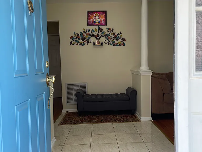 330 Fountayne Ln — Photo 4