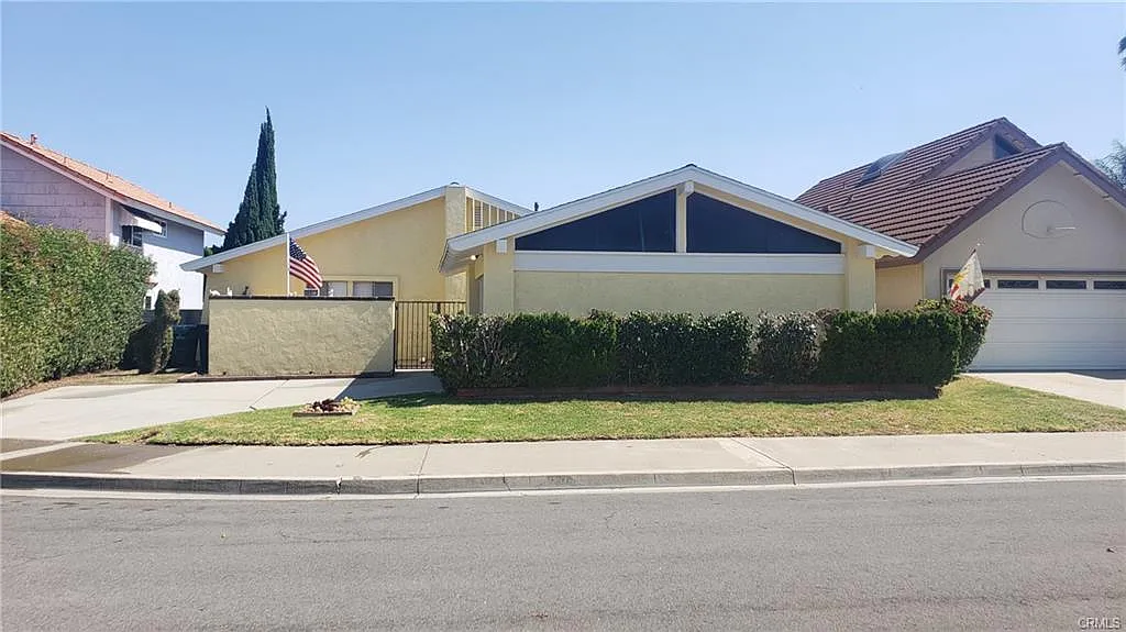 3 bed, 1280 sqft, $4,200 — Photo 2