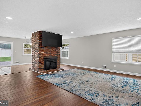 4th image of 8 Holmes Ln