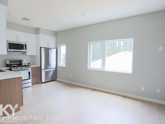 3rd image of 1242 N Beachwood Dr #7463448