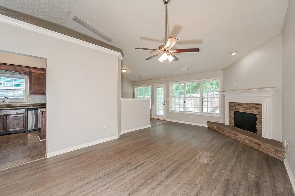 3 bed, 2.0 bath, 1626 sqft, $1,825 — Photo 4