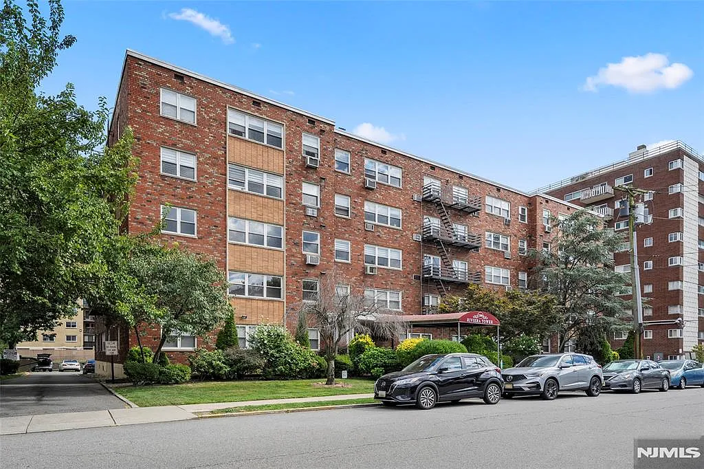 2200 Center Ave APT D1 photo 1