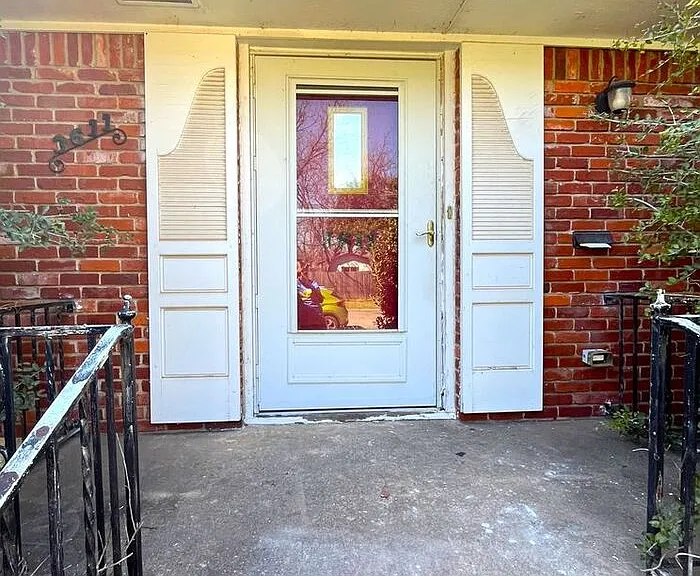 3611 N Drexel Blvd — Photo 2