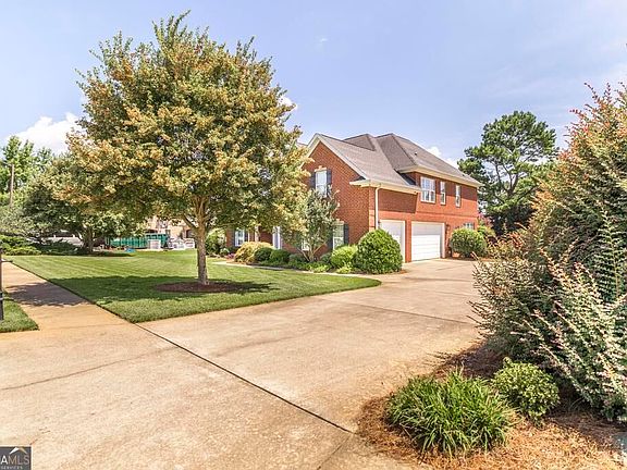2nd image of 203 Avondale Cir