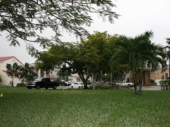 4th image of 631 Lowell Ln