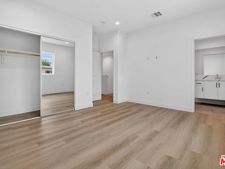 11444 Oxnard St #1/2 — Photo 41