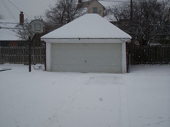 Detached Garage w/remote