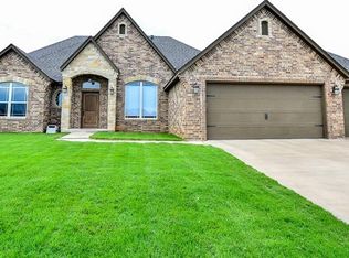 637 SW 45th St, Moore, OK 73160