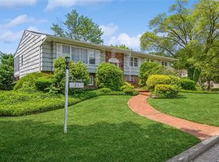 21 Bayberry Rd, Lawrence, NY 11559