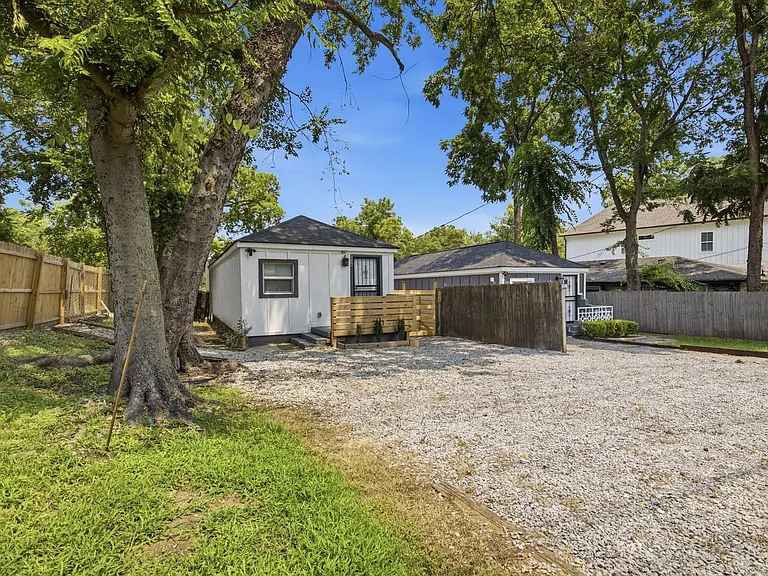2336 Clifton Ave — Photo 3