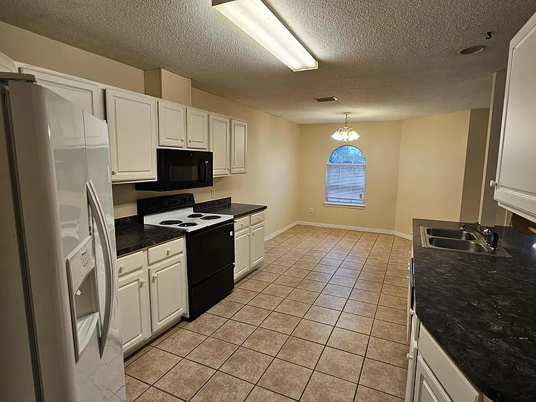 9425 Victoria Ln — Photo 5