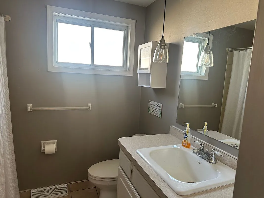 3 bed, 1.0 bath, 1190 sqft, $1,600 — Photo 2