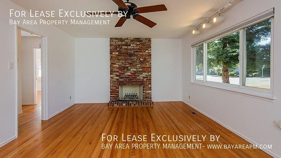 2BD/1BA Charming Updated Duplex w/ Hardwood Floors, A/C & Attached Garage — Photo 3