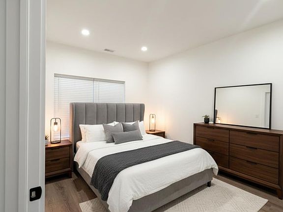 5th image of 581 Middlesex Ave #304