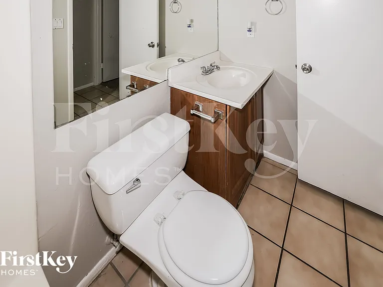 9015 N 57th Ave — Photo 14