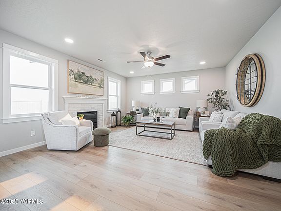 3rd image of 4703 W Larch Ave
