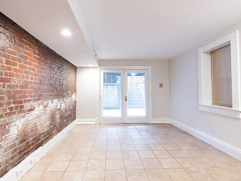 Lockerbie Court on Mass Ave — Photo 29