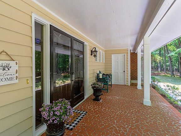 4th image of 8 Sutton Pl