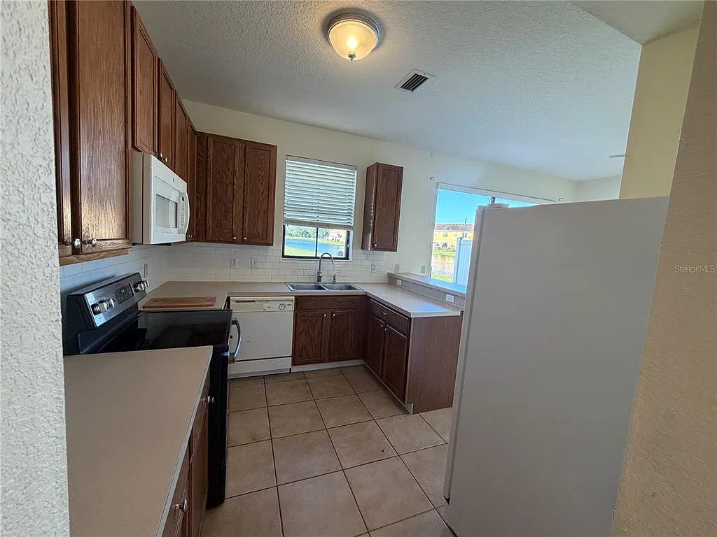 3 bed, 2.5 bath, 1596 sqft, $1,800 — Photo 4
