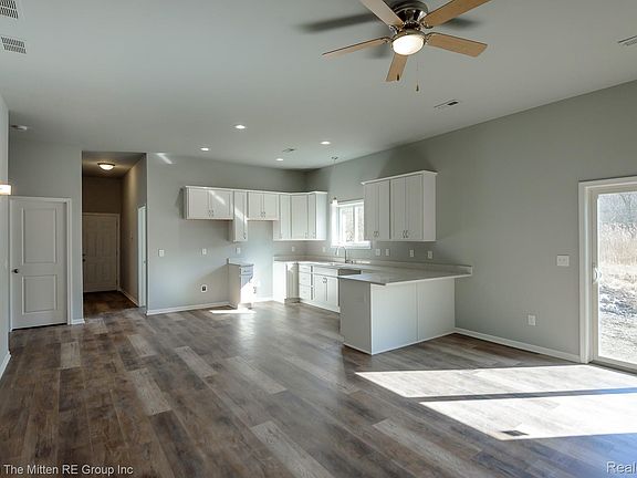 2nd image of 43001 Willow Rd