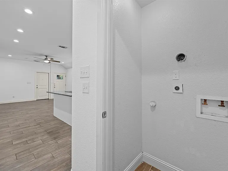 607 E Carter St #607 — Photo 14