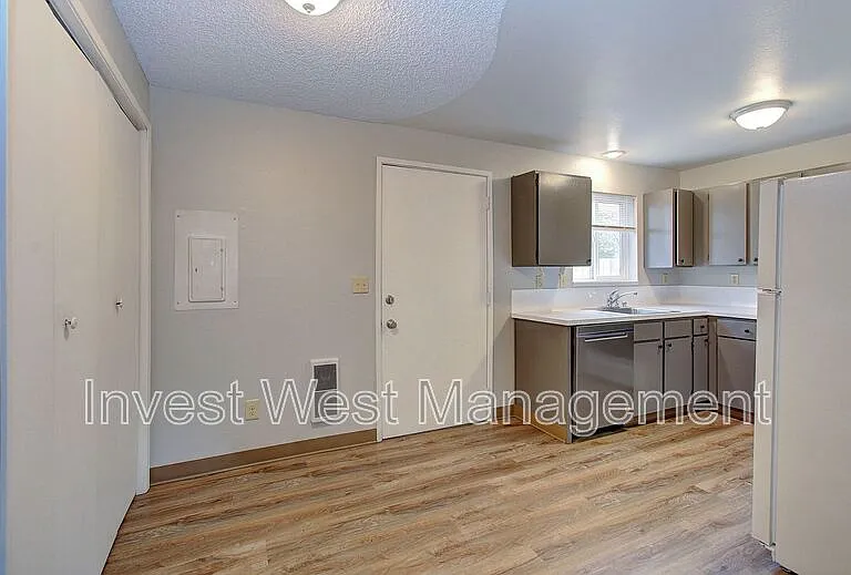 710 NE 15th Ave — Photo 4