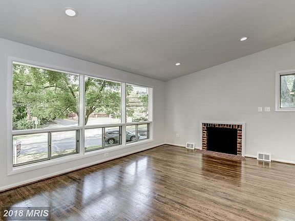 3rd image of 3910 Denfeld Ave