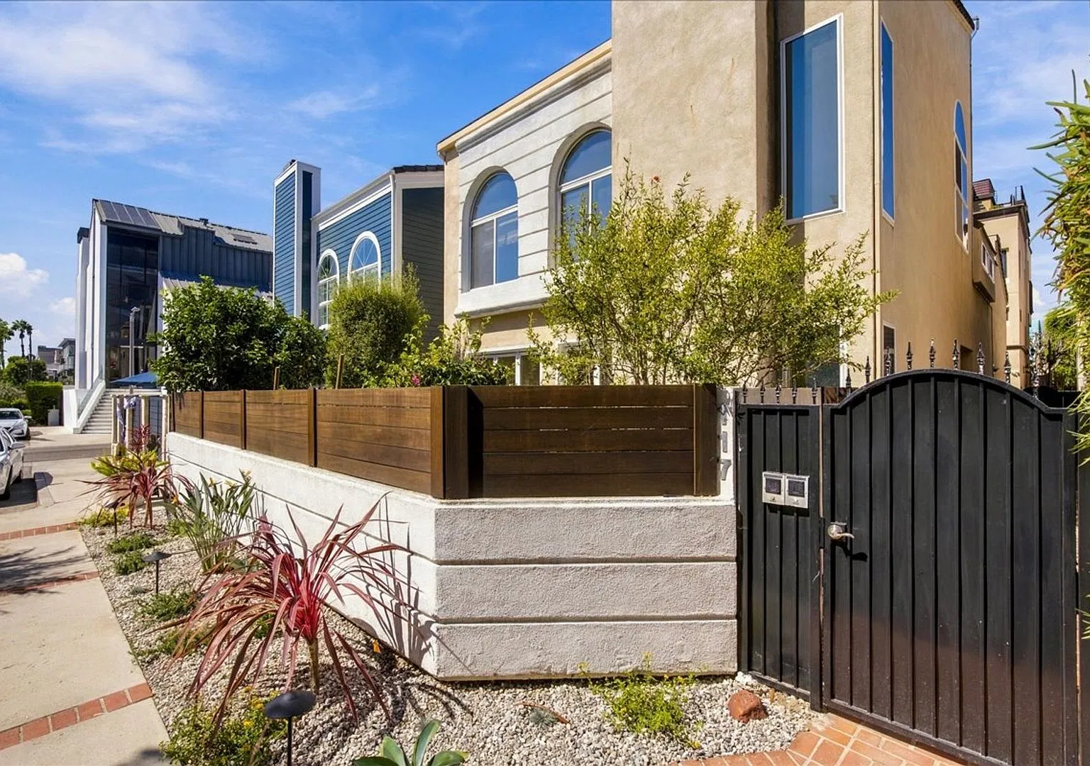 Rare Silver Strand Beach Home for Lease Steps from the Lighthouse Bridge — Photo 2