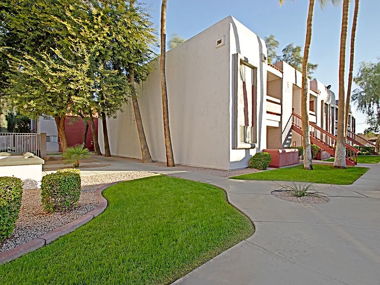 544 Southern Apartments — Photo 45