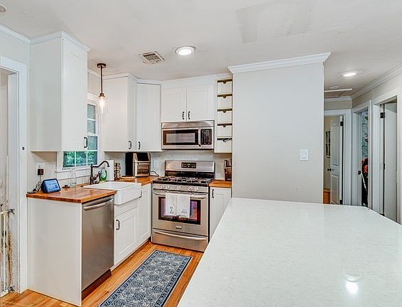 5th image of 1157 E Magnolia Ave