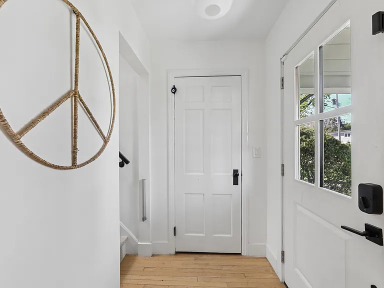 4 Lois Ave — Photo 4