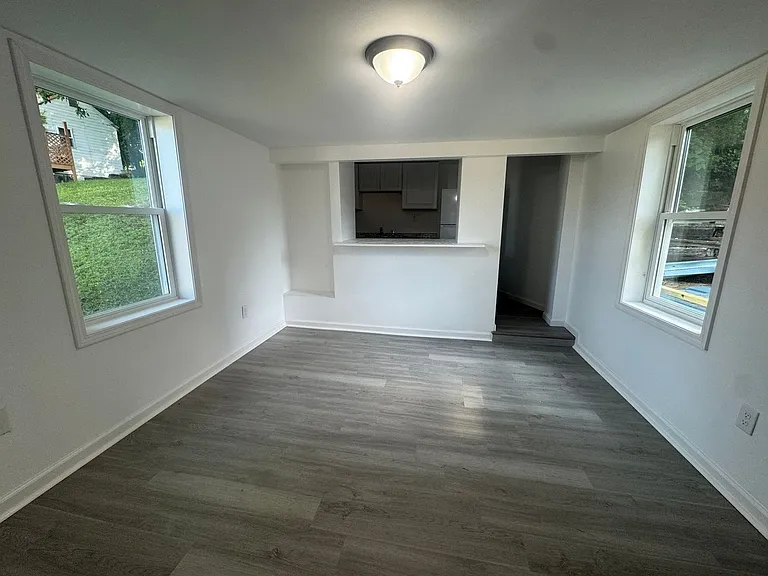 627 Valley St — Photo 2