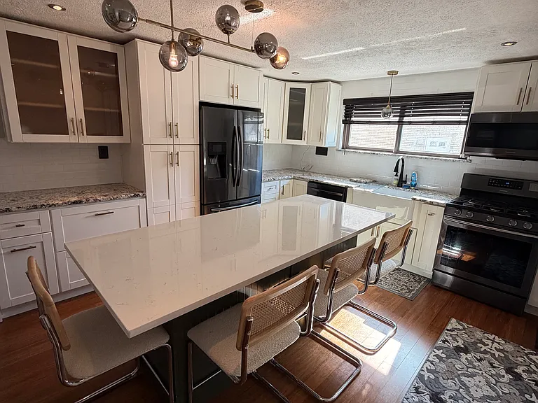 676 Elizabeth St — Photo 10