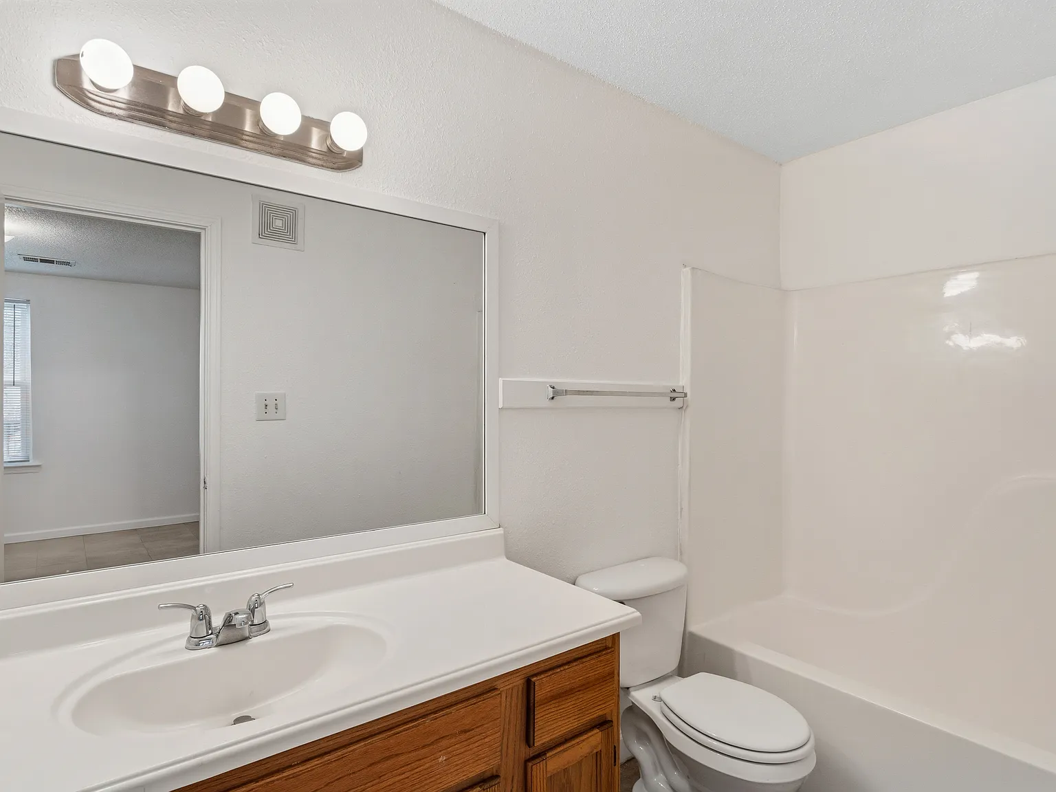 3 bed, 1100 sqft, $875 — Photo 3