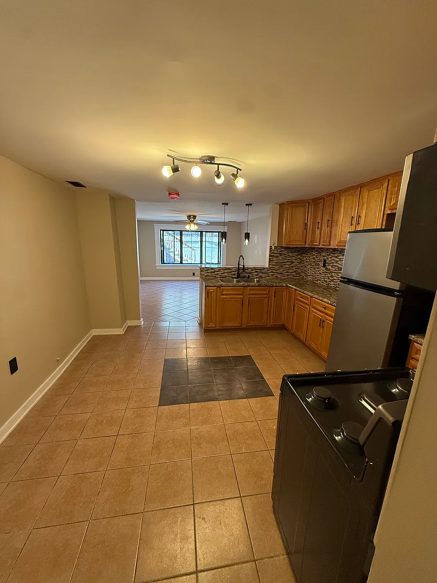 Building Photo - 2215 W Cullerton St #1