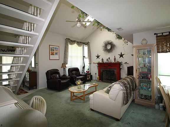 3rd image of 565 Stonewall Dr
