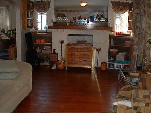 Living room - There's a fireplace behind the aquarium