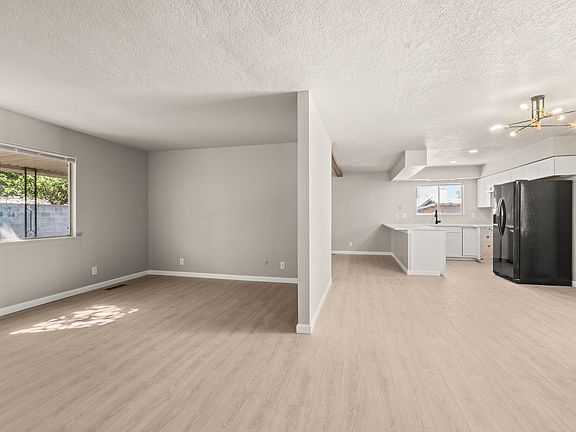 5th image of 7416 Patricia Dr NE