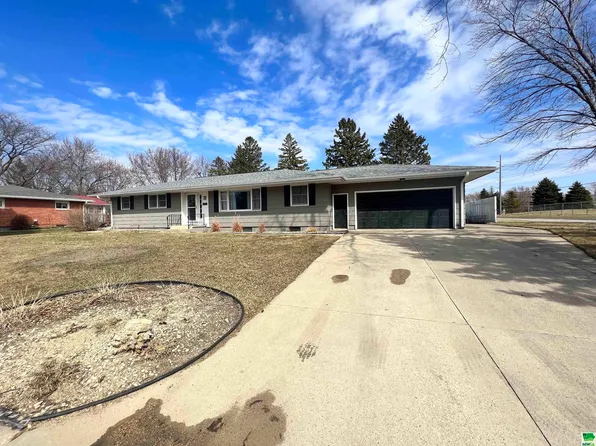 1101 Lincoln Rd, Storm Lake, IA 50588