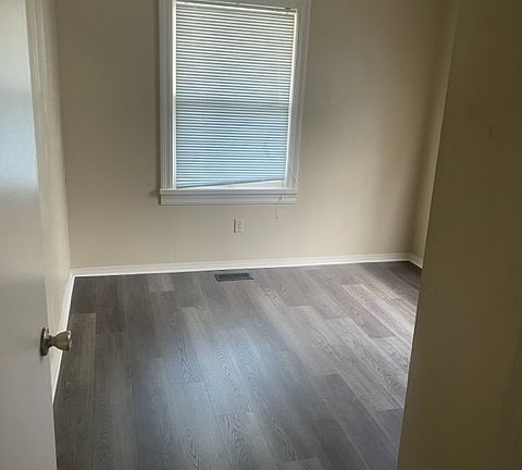 5th image of 806 S Washington St