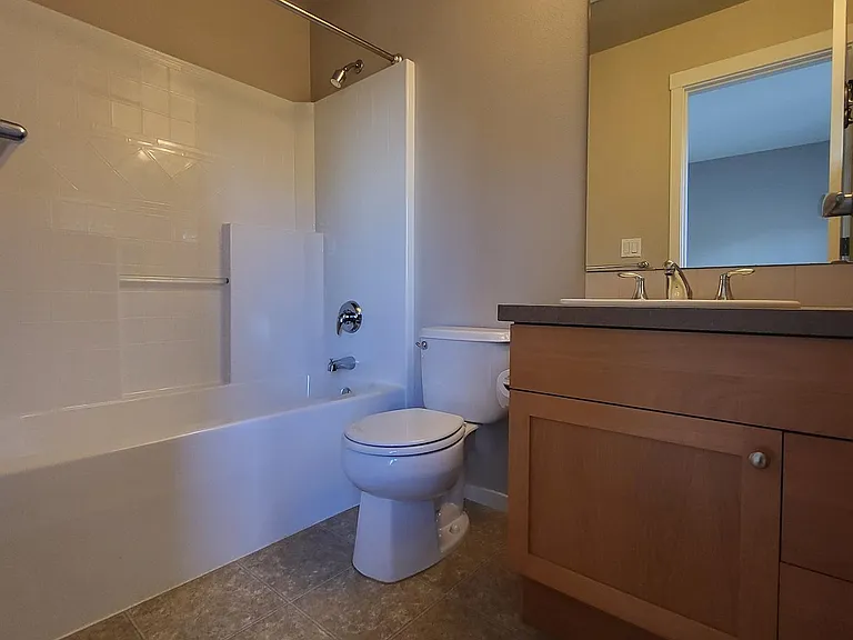 2nd bedroom's bath