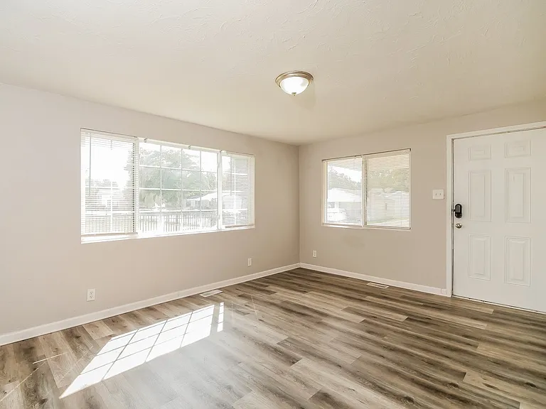 1833853_021_living_room_13116494.jpg