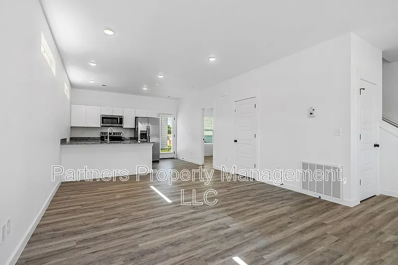 3 bed, 2.5 bath, 1250 sqft, $1,495 — Photo 4